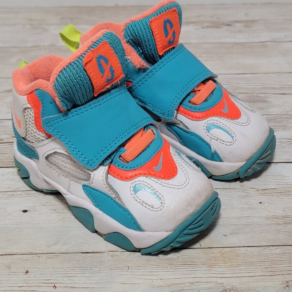 Nike Kids Air Speed Turf Training Shoes White/Aqua/Mango Size 6C, UK 5.5, EUR 22